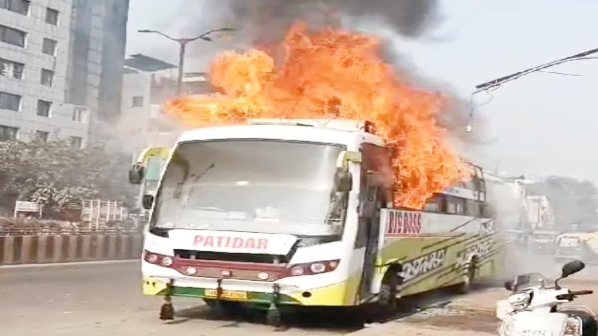 इंदौर में मरम्मत के दौरान स्लीपर बस में लगी भीषण आग
