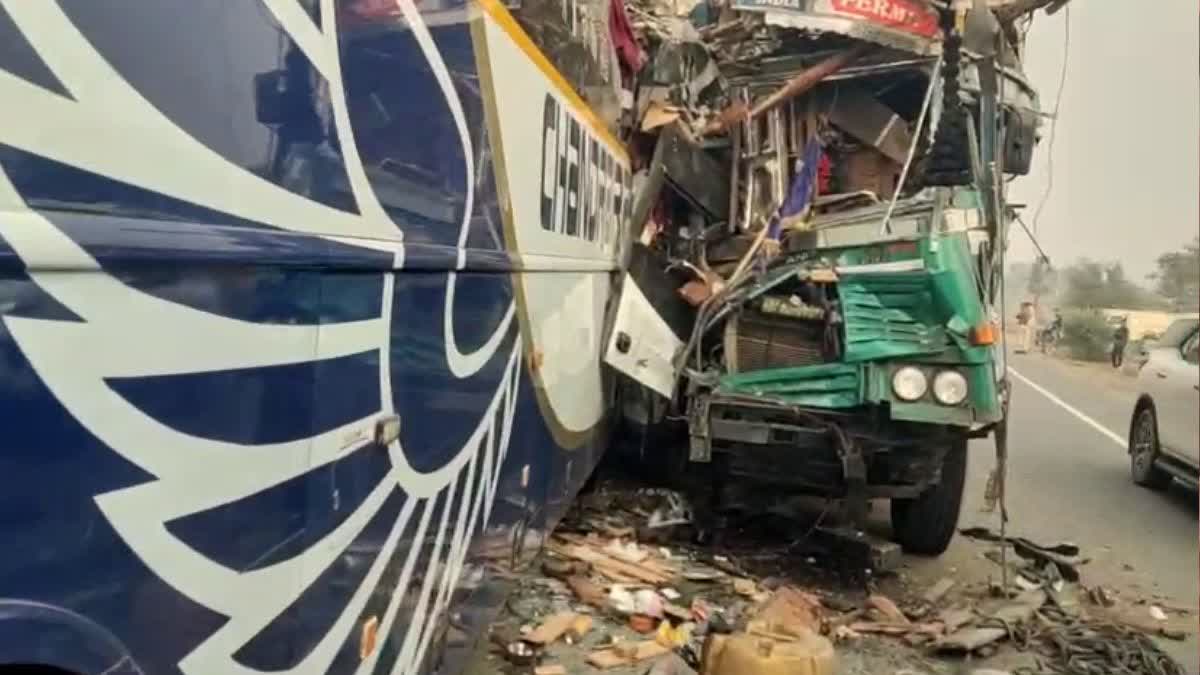 स्लीपर बस और ट्रक की भिड़ंत में दोनों चालकों की मौत