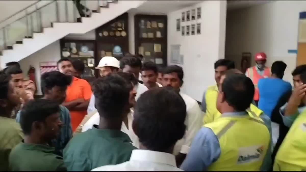 మోతాదుకు మించి పేలుళ్లపై జనాగ్రహం సిమెంట్ కర్మాగారం ముట్టడి, అద్దాలు