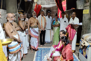 vvs_laxman_couple_visited_simhadri_appanna_swamy_temple
