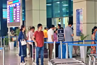 पटना एयरपोर्ट पर यात्रियों की भीड़