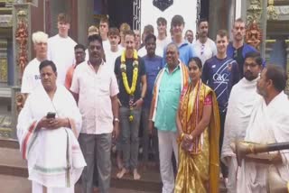 england_team_visit_kanakadurga_temple