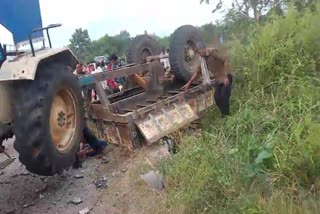 2 dead 27 injured as tractor