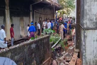 Wall Fell Down In Kasaragod  Karnataka Natives Died After A Wall Fell Down  മതിലിടിഞ്ഞ് വീണു  മതില്‍ ഇടിഞ്ഞ് വീണു  Kasaragod Accident Death