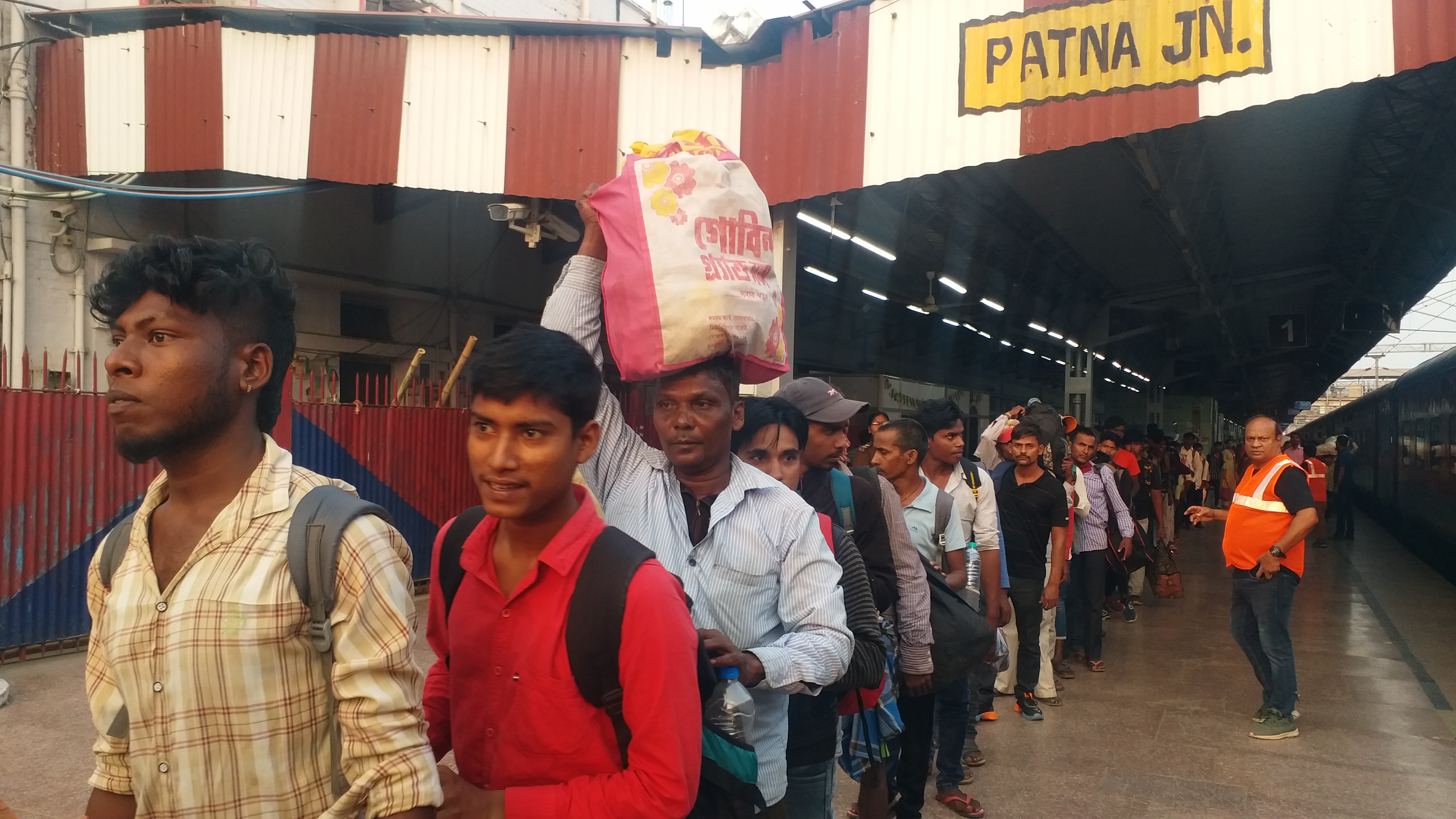 पटना से एर्नाकुलम एक्सप्रेस पकड़ने के लिए लाइन में लगे प्रवासी मजदूर