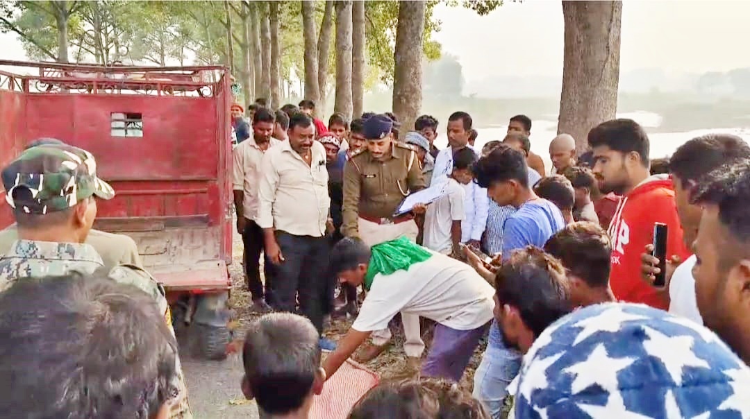 शव को पोस्टमॉर्टम के लिए भेजती पुलिस