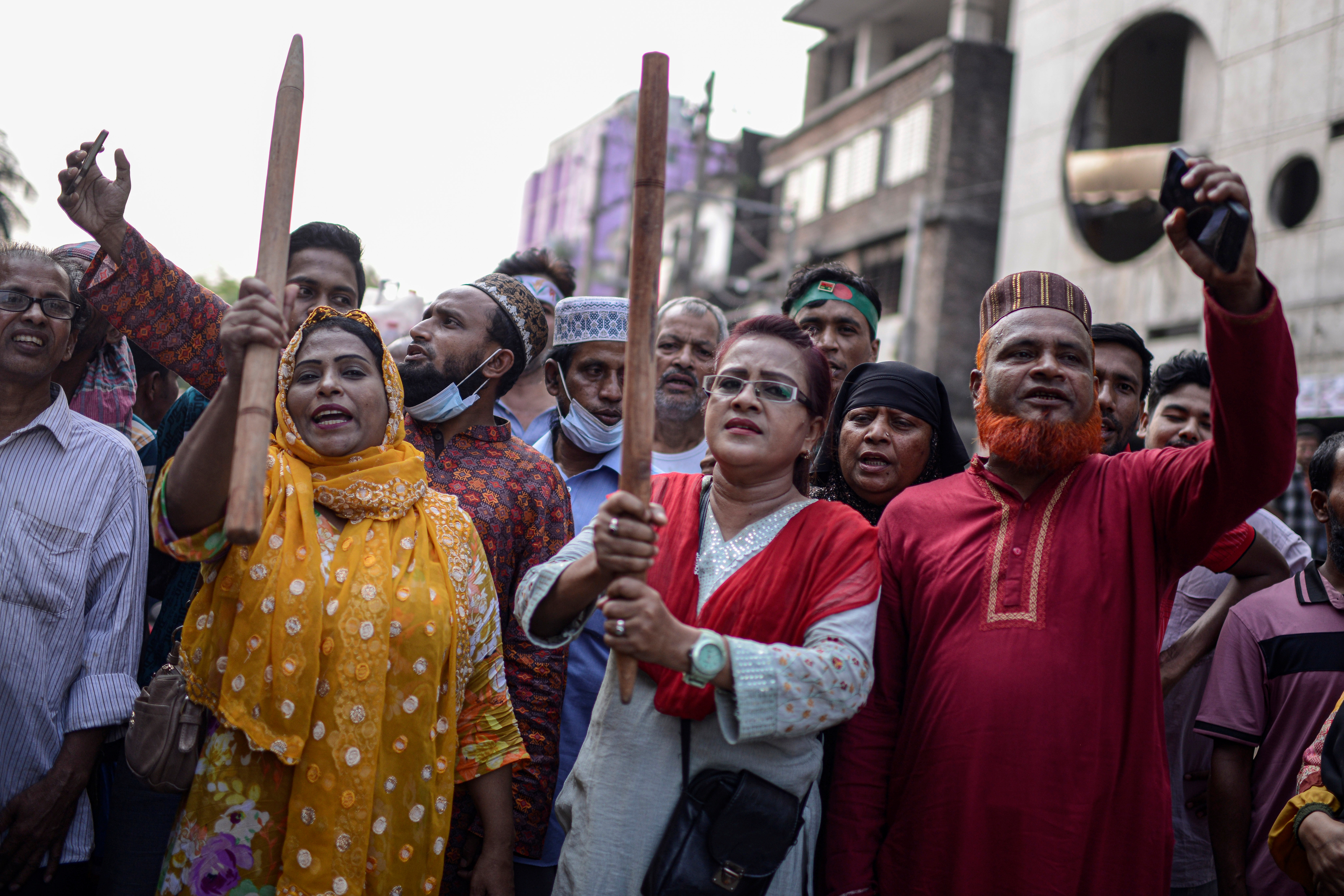 बांग्लादेश नेशनलिस्ट पार्टी के कार्यकर्ता पूर्व प्रधानमंत्री शेख हसीना की अवामी लीग पार्टी की रैली के विरोध में नारे लगाते हुए.