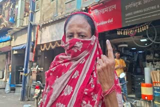 Voting of women in Kamathipura