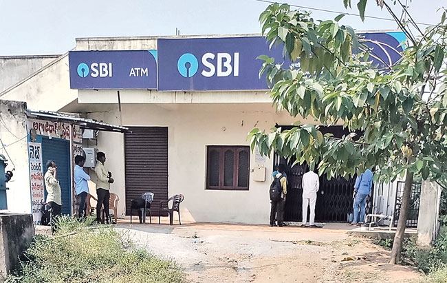 Rs. 15 Crore Gold Looted in Midnight Heist at SBI Bank in Warangal