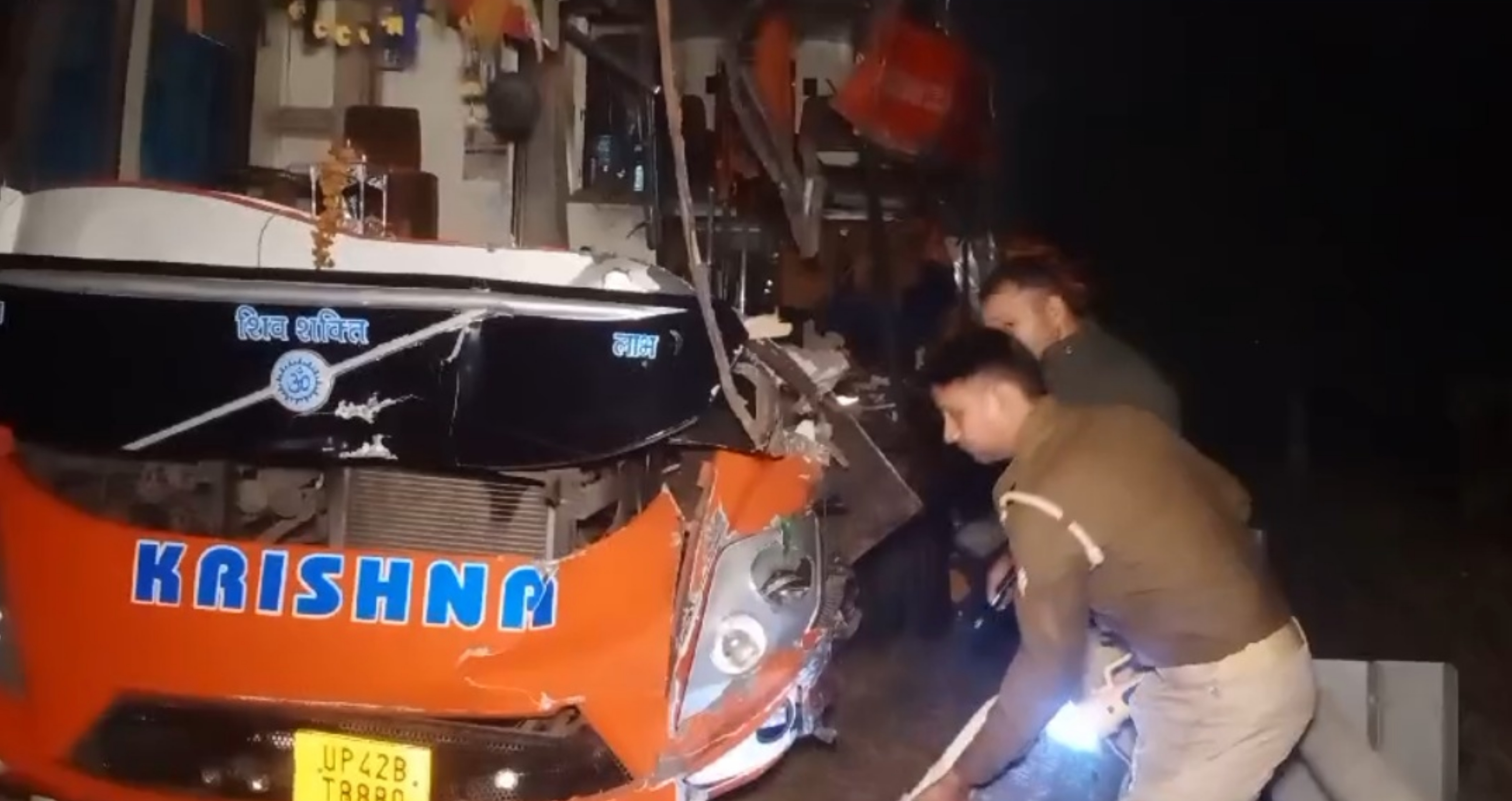 bus truck collision on Yamuna Expressway