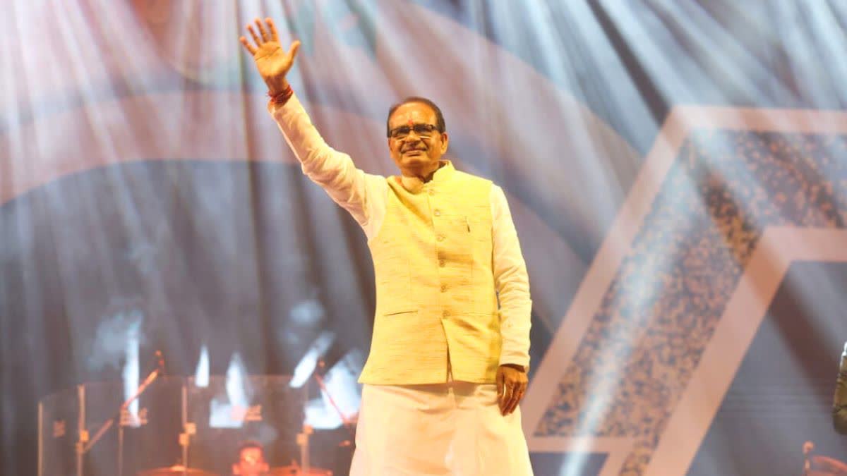 Girls surrounded Shivraj in Jabalpur