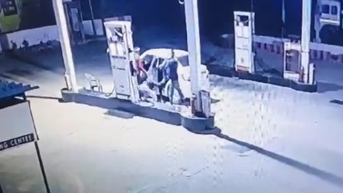 miscreants snatched money from petrol pump
