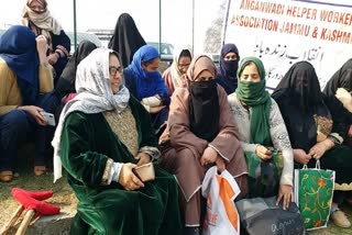 silent-protest-by-anganwadi-workers-and-helpers-protest-in-anantnag