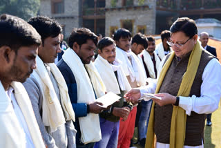 Uttarakhand Chief Minister Pushkar Dhami honored the 'Rat Miners' who brought the 41 trapped workers out of the Silkayara tunnel after 17 days. The CM honored them with shawls and Rs 50,000 cash as a mark of respect for their contribution.