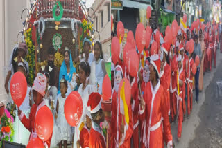 500 school students dress up as santa claus