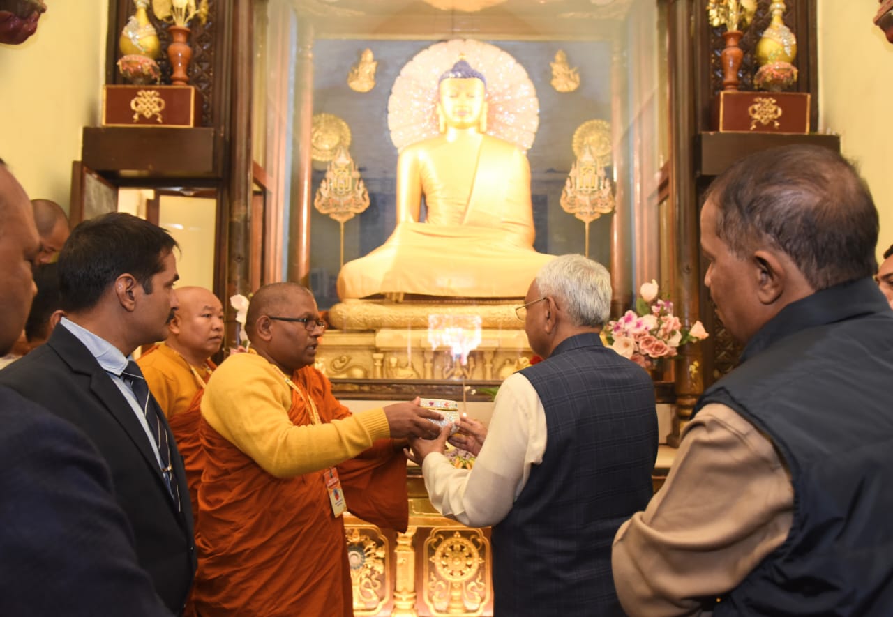 भगवान बुद्ध की पूजा करते नीतीश कुमार.