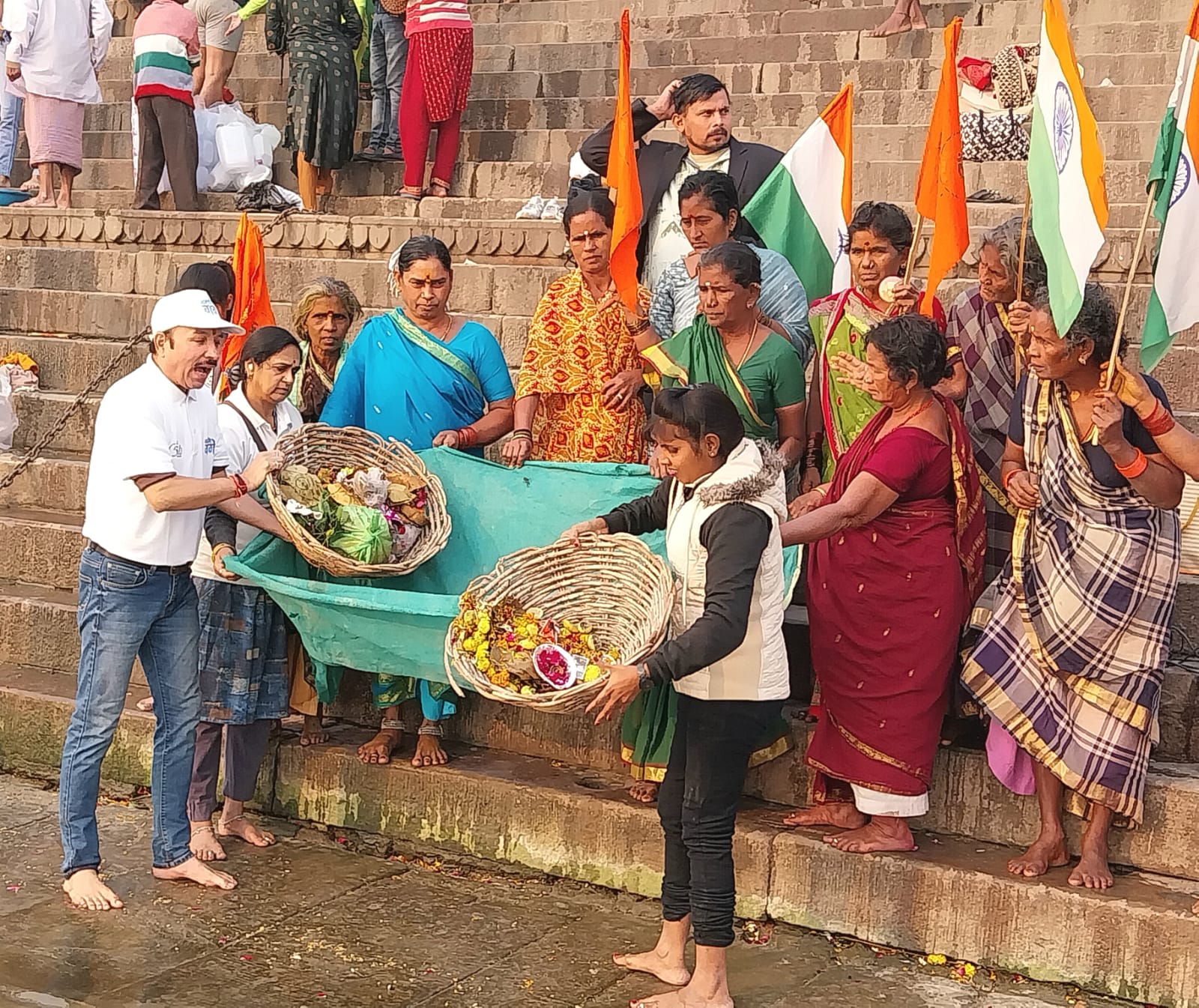 तमिलनाडु से आए मेहमानों ने नमामि गंगे के सदस्यों के साथ मिलकर सफाई की.