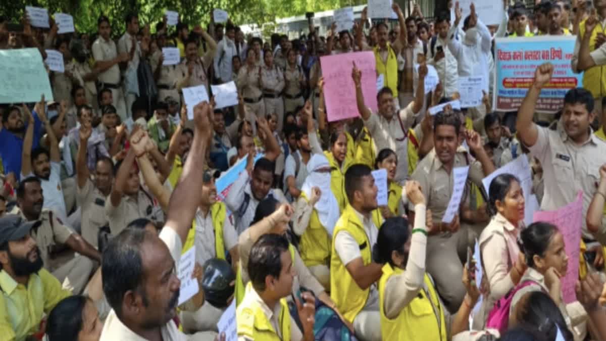 Bus marshals protest against Delhi government