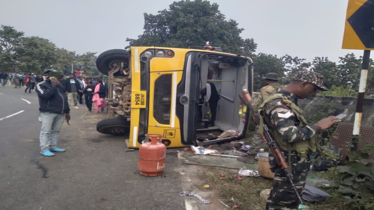 School bus overturns in Sikadri Valley, Ranchi, 25 children injured, were going to Hundru Falls on tour