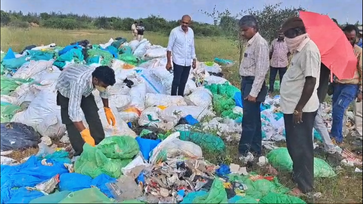 குப்பை கொட்டப்பட்டுள்ள இடத்தில் ஆய்வு செய்த கேரள அதிகாரிகள்