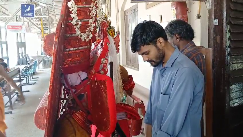 PAZHAYANGADI MUTHAPPAN MADAPPURA  RAILWAY MUTHAPPAN TEMPLES KANNUR  പഴയങ്ങാടി മുത്തപ്പന്‍ മടപ്പുര  മുത്തപ്പന്‍ റെയില്‍വേ മടപ്പുര