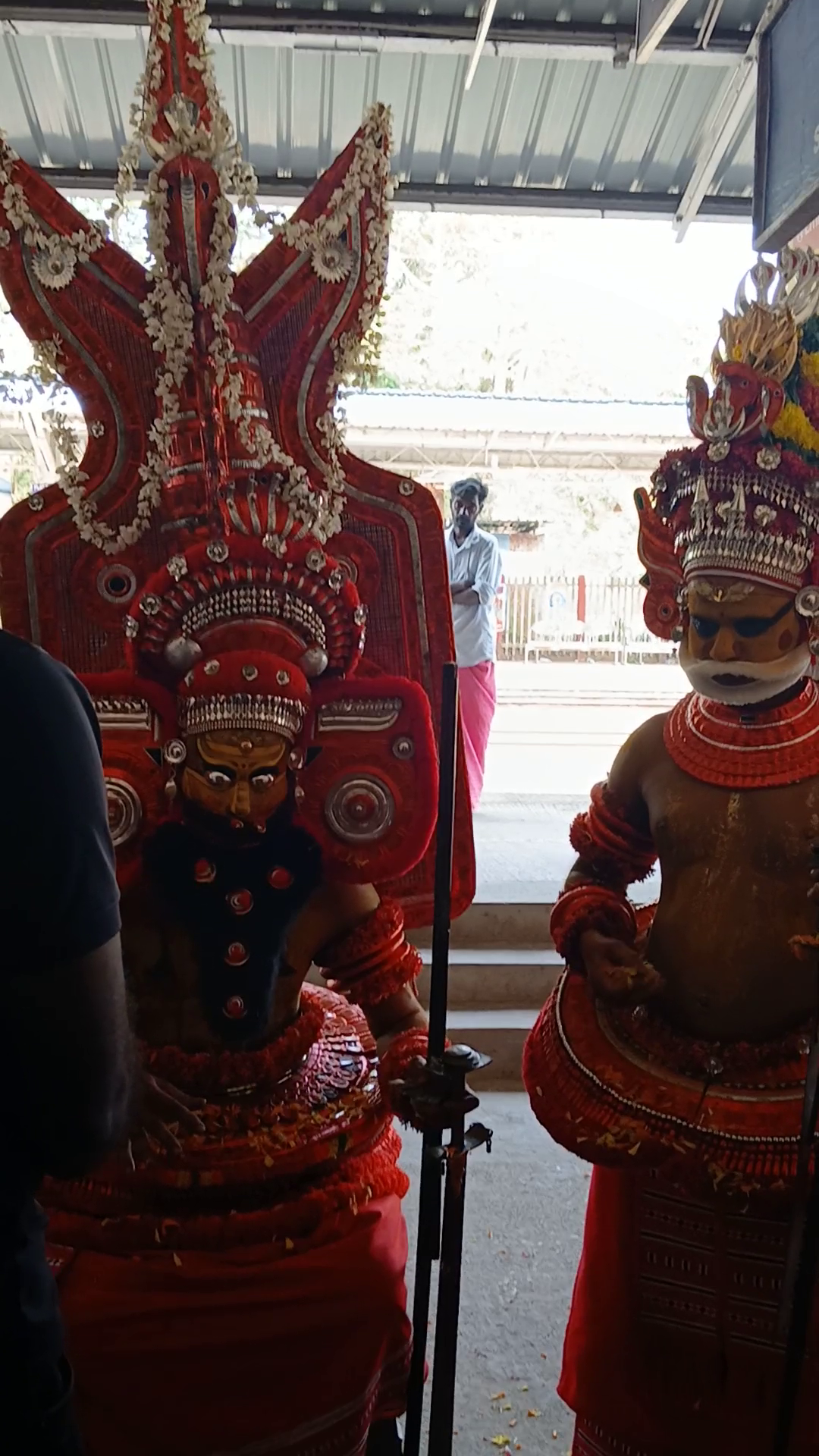 PAZHAYANGADI MUTHAPPAN MADAPPURA  RAILWAY MUTHAPPAN TEMPLES KANNUR  പഴയങ്ങാടി മുത്തപ്പന്‍ മടപ്പുര  മുത്തപ്പന്‍ റെയില്‍വേ മടപ്പുര