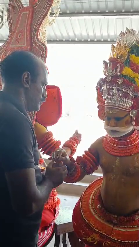 PAZHAYANGADI MUTHAPPAN MADAPPURA  RAILWAY MUTHAPPAN TEMPLES KANNUR  പഴയങ്ങാടി മുത്തപ്പന്‍ മടപ്പുര  മുത്തപ്പന്‍ റെയില്‍വേ മടപ്പുര