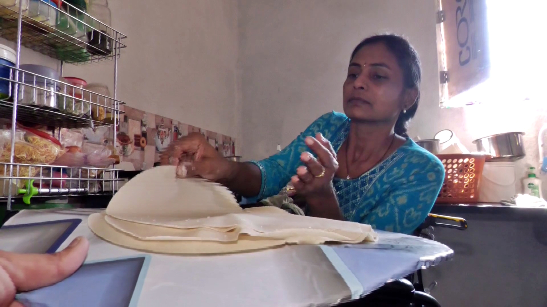 Jayashree Gulagannavara engaged in making roti