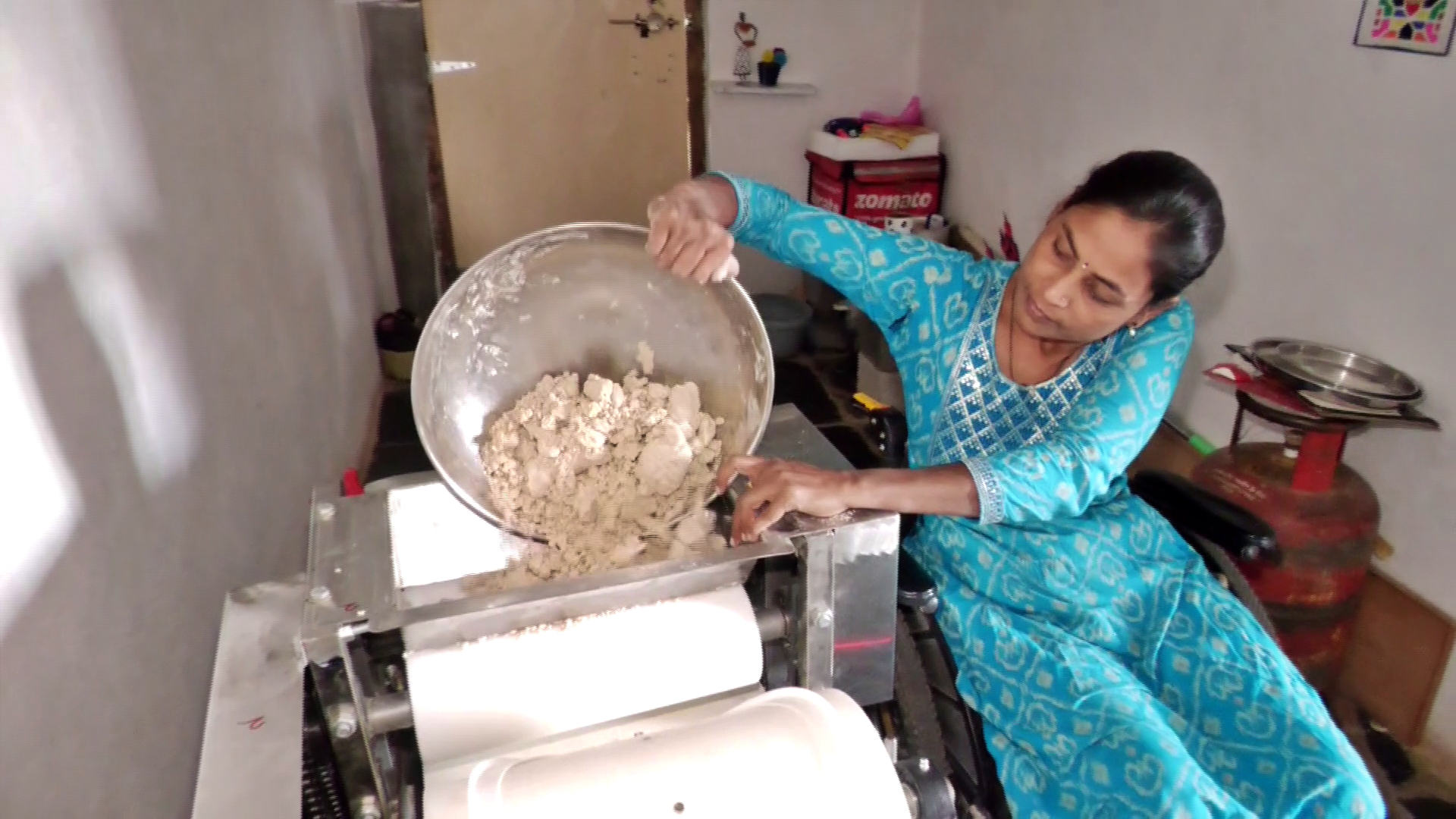 Jayashree Gulagannavara engaged in making roti