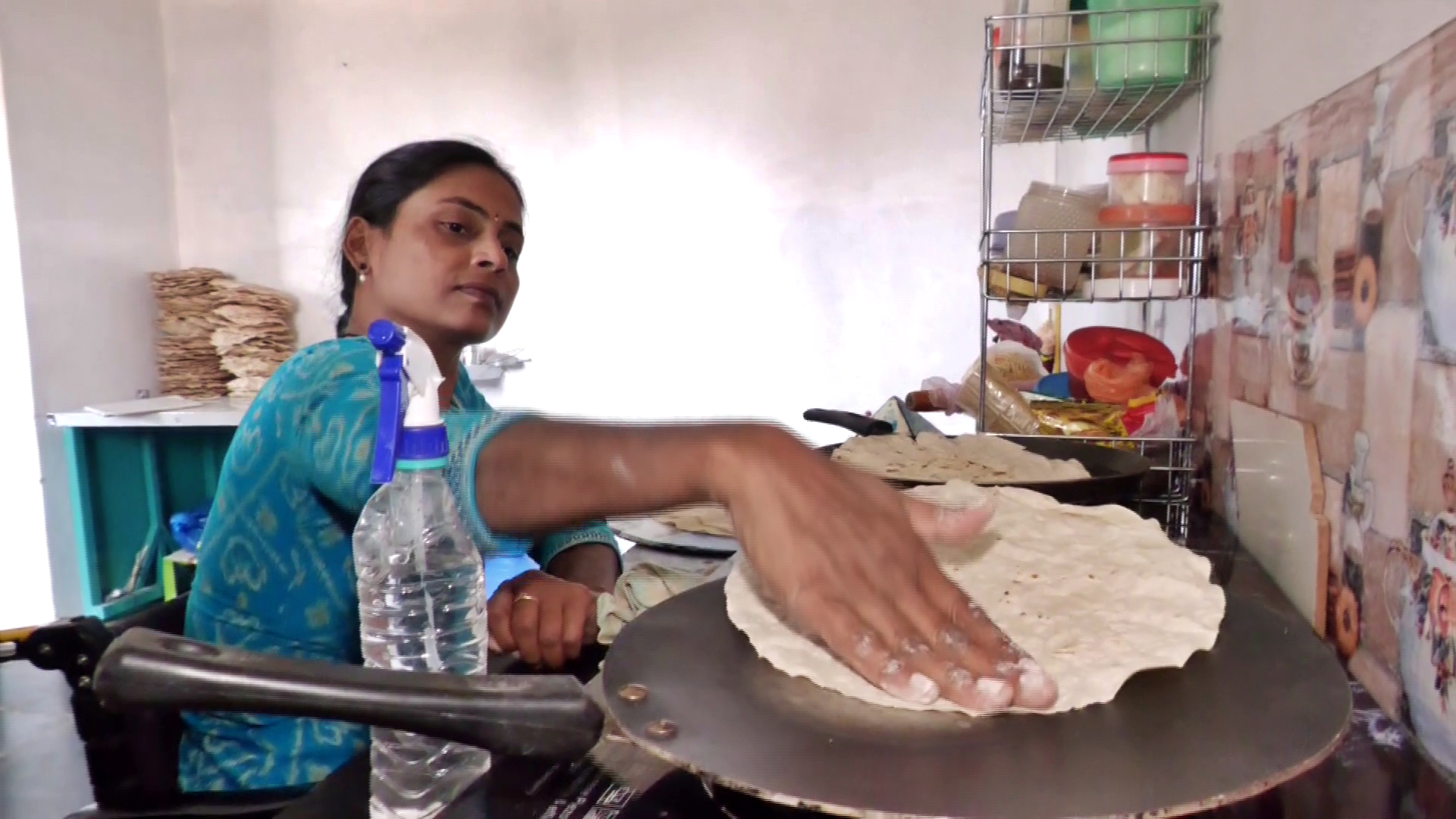 Jayashree Gulagannavara engaged in making roti