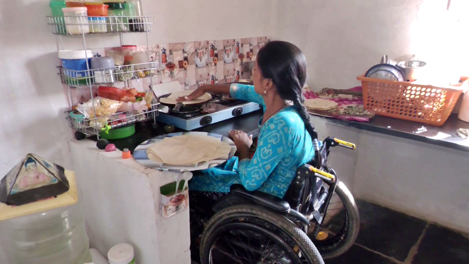 Jayashree Gulagannavara engaged in making roti