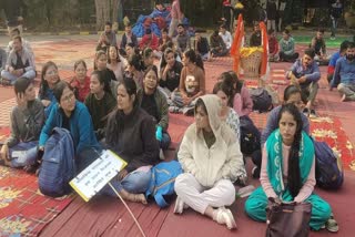 CANDIDATES SITTING OUTSIDE MPPSC