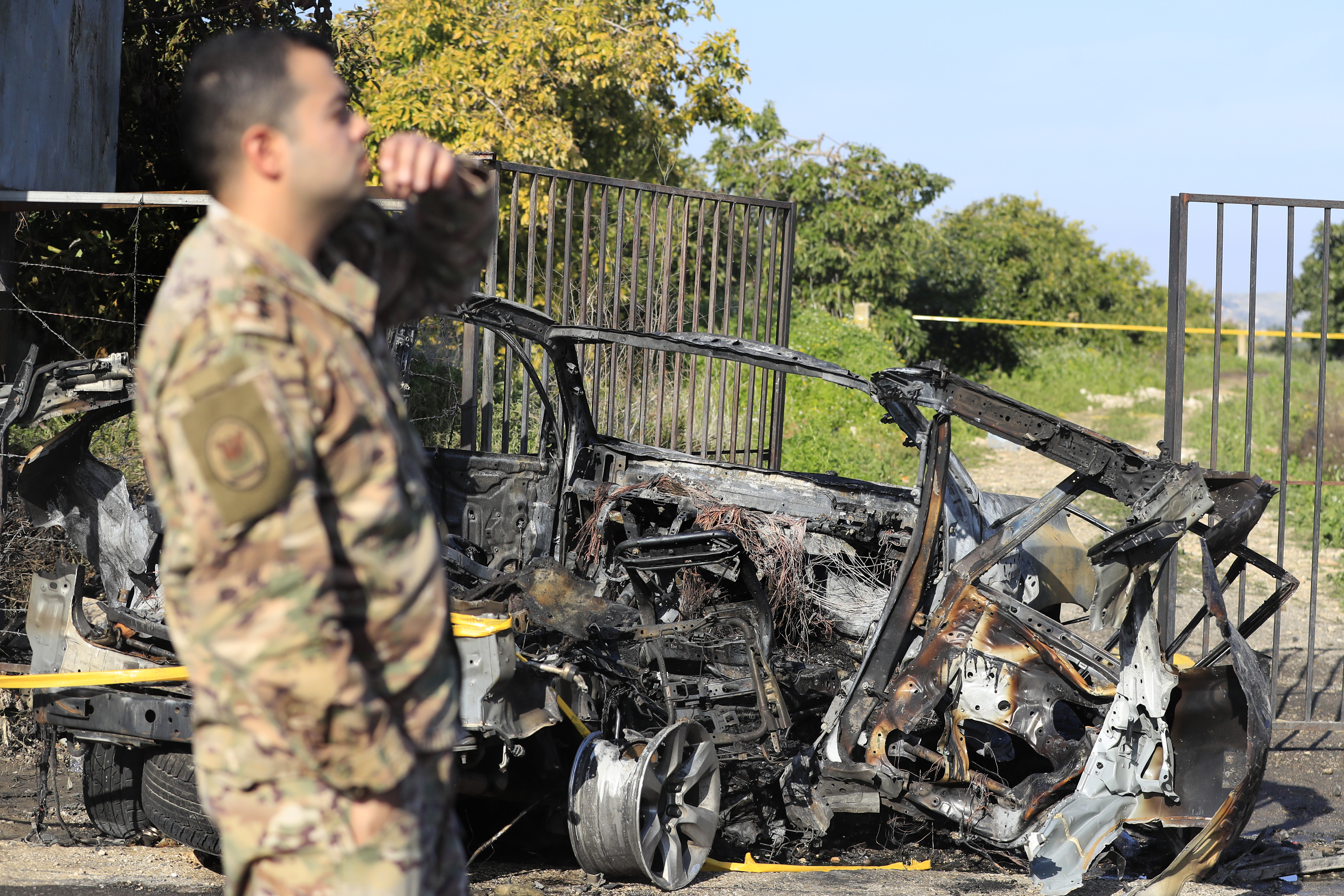 (PHOTO: AP) لبنانی فوج کا ایک افسر لبنان کے جنوبی قصبے بازوریہ میں تباہ شدہ کار کے قریب کھڑا ہے۔