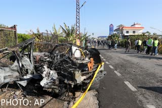 لبنان کے جنوبی قصبے بازوریہ میں تباہ شدہ کار