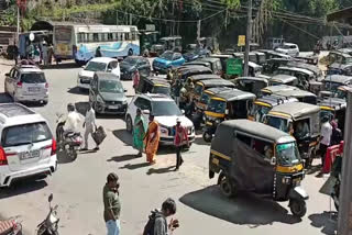 Traffic Jam In Munnar Town  മൂന്നാര്‍ ടൗണിലെ തിരക്ക്  മൂന്നാറില്‍ സഞ്ചാരികളുടെ ഒഴുക്ക്‌  Control Congestion In Munnar Town