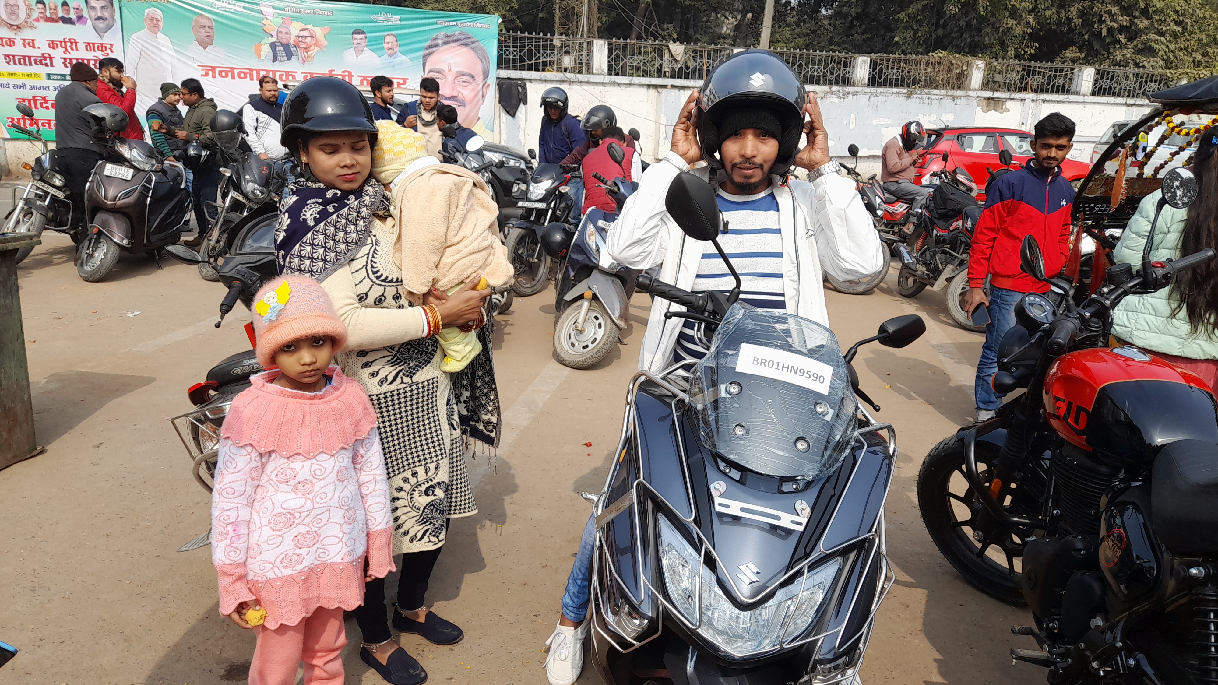 नए वाहनों को मंदिर लाकर पूजा कराते लोग