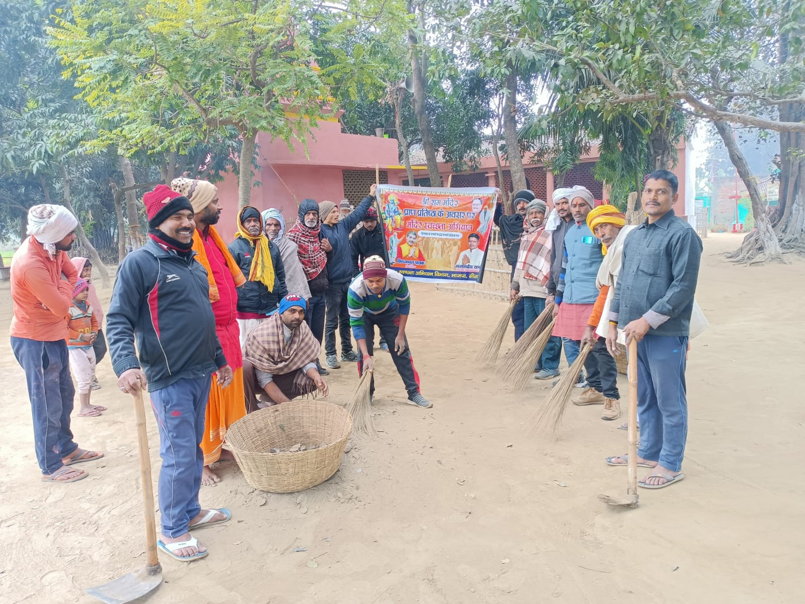 शोभा यात्रा से पहले लोगों ने की सफाई