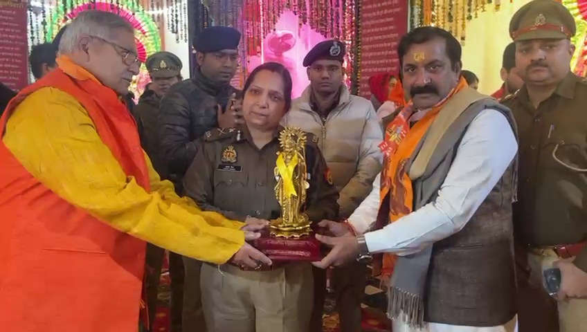 मंदिर प्रशासन की ओर से पुलिस कमिश्नर लक्ष्मी सिंह को प्रतिक चिन्ह भी भेट किया गया