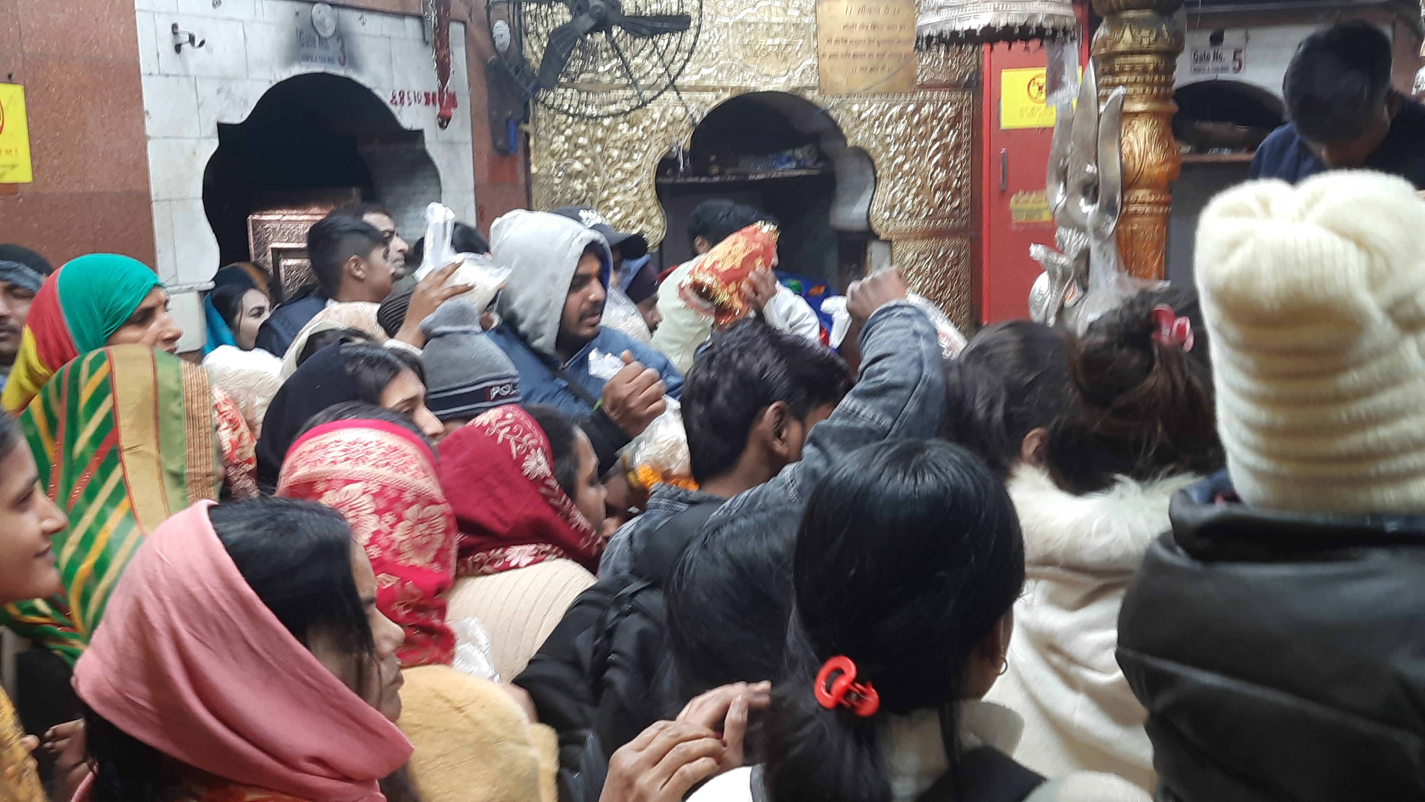 कालकाजी मंदिर में राम मंदिर प्राण प्रतिष्ठा के मौके पर उमड़ा भक्तों का हुजूम