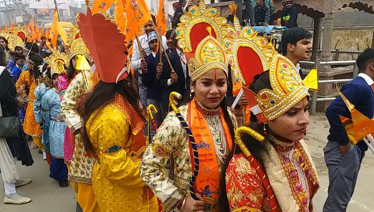 घर-घर जाकर कराया गया कलश पूजन