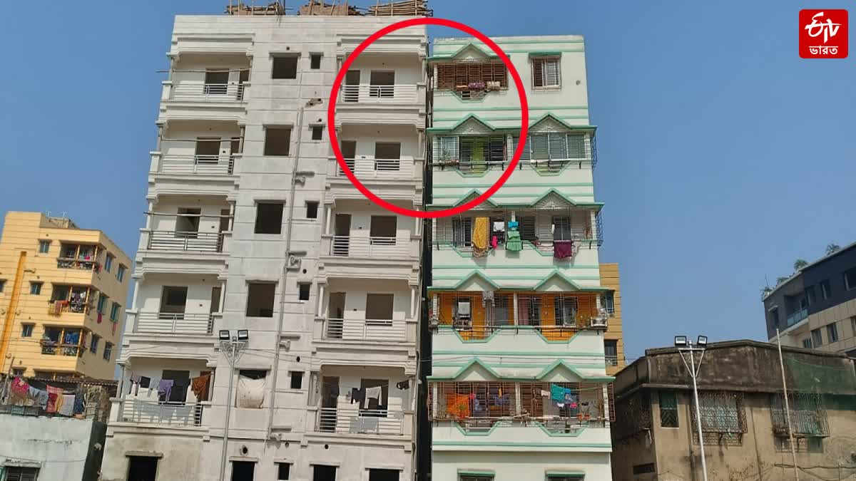 BUILDINGS TILT IN TANGRA