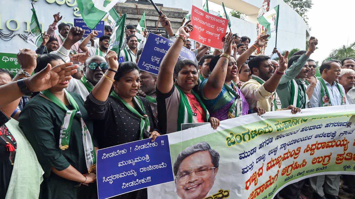 JDS leaders stage a protest demanding resignation of Siddramaiah in MUDA case