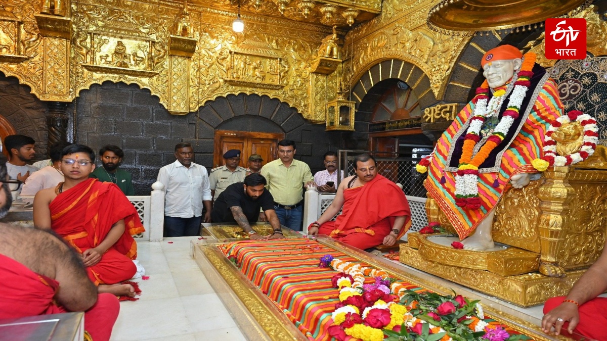 Krunal Pandya Visits Shirdi