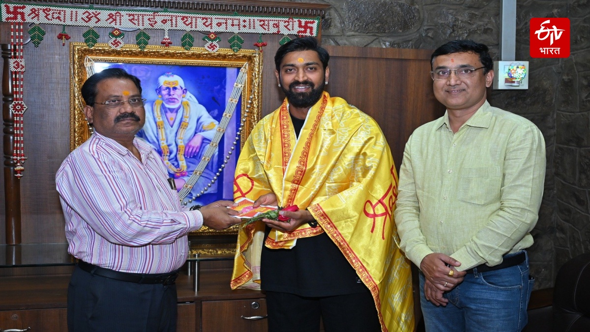 Krunal Pandya Visits Shirdi