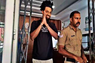 SHOOTS REELS IN FRONT OF THE JAIL  YOUTUBER MANAVALAN JAIL  മണവാളൻ ആൻഡ് ടീംസ്  യൂട്യൂബര്‍ മണവാളന്‍