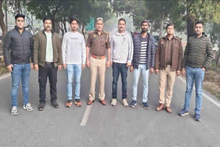 नोएडा में मोबाइल लूटने वाले बदमाशों से पुलिस की मुठभेड़