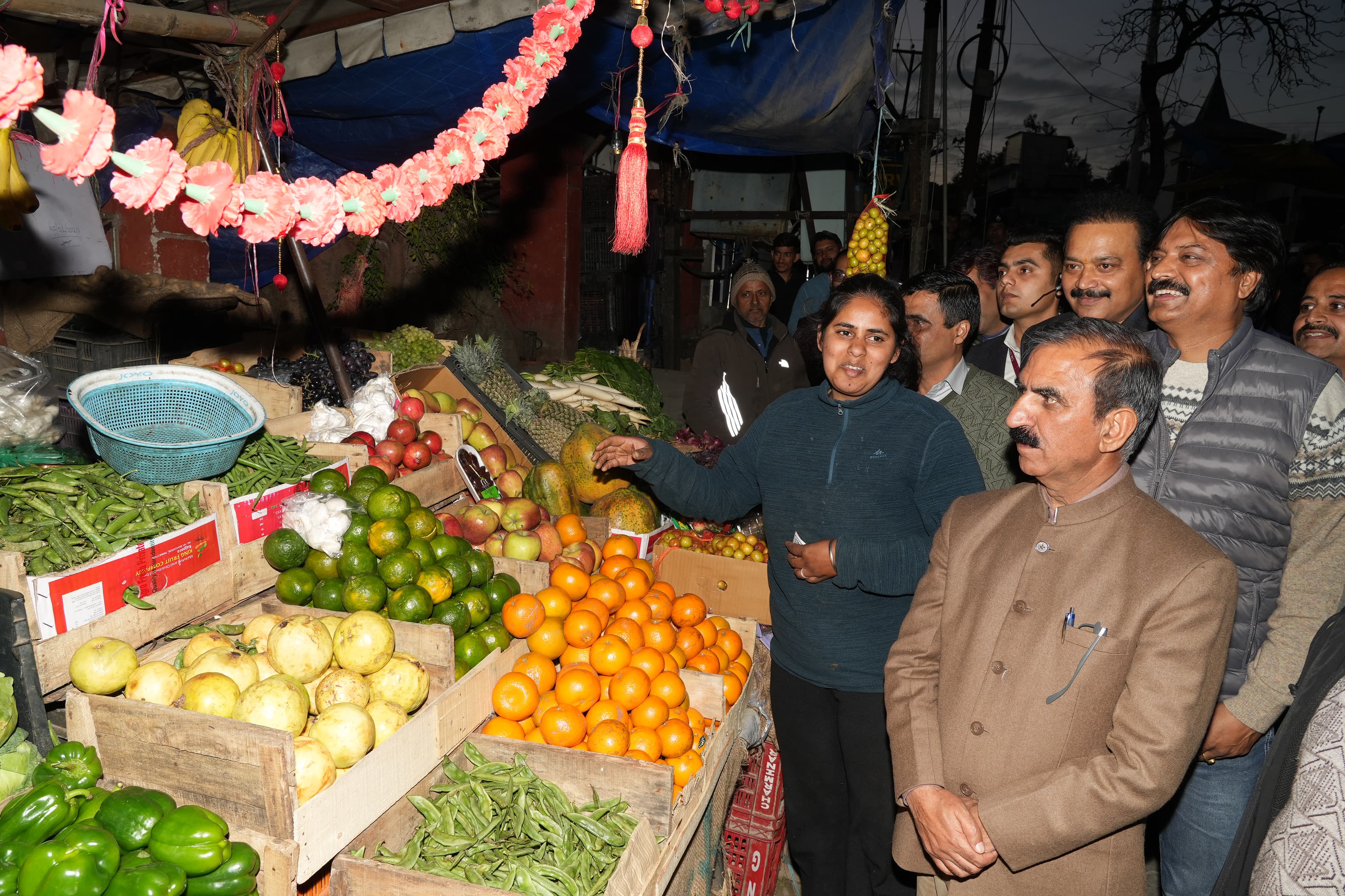 दुकानदार से पपीता और संतरे खरीदते सीएम सुक्खू