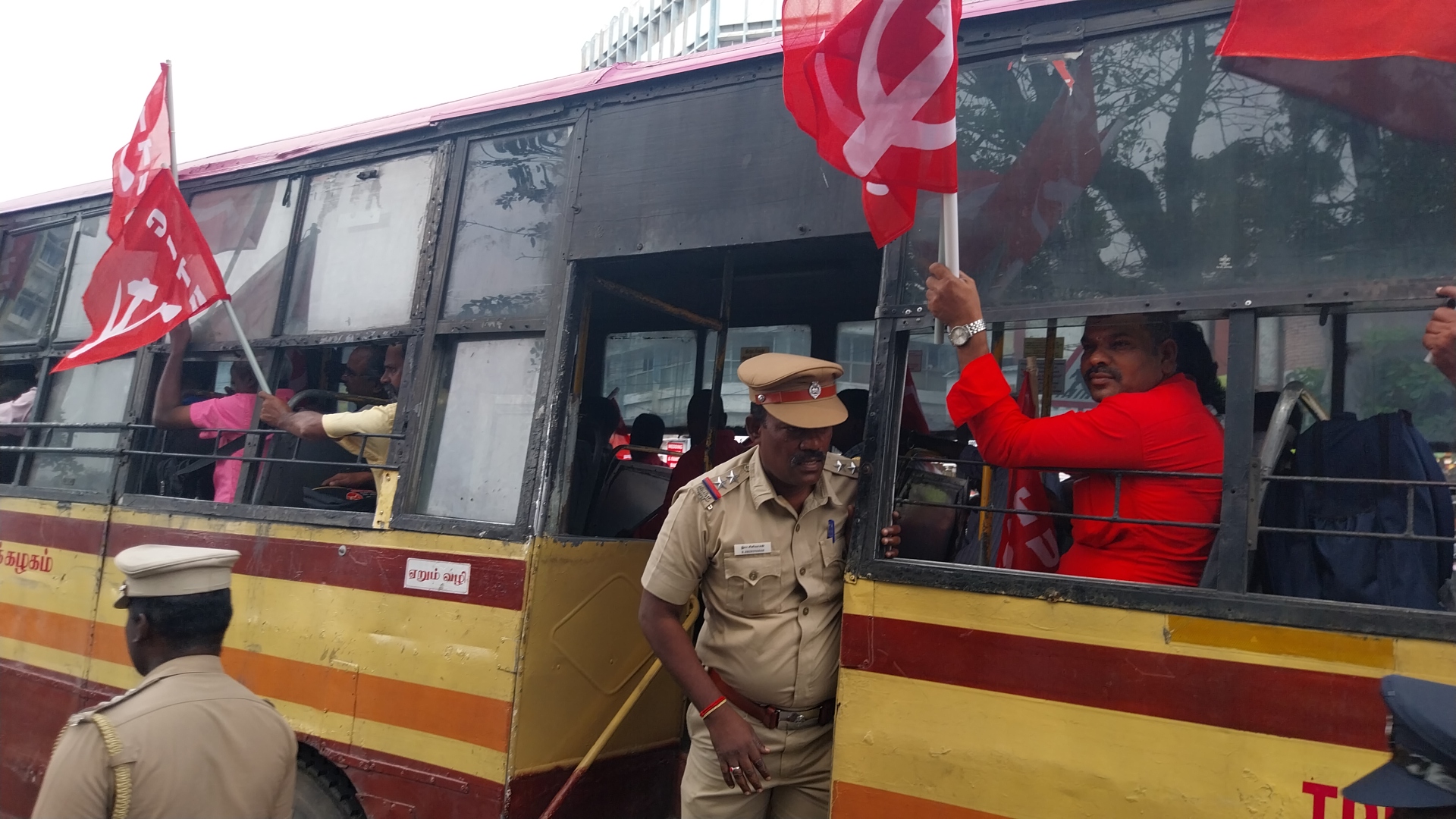 போராட்டத்தில் ஈடுபட்ட போக்குவரத்து தொழிலாளர்கள் கைது