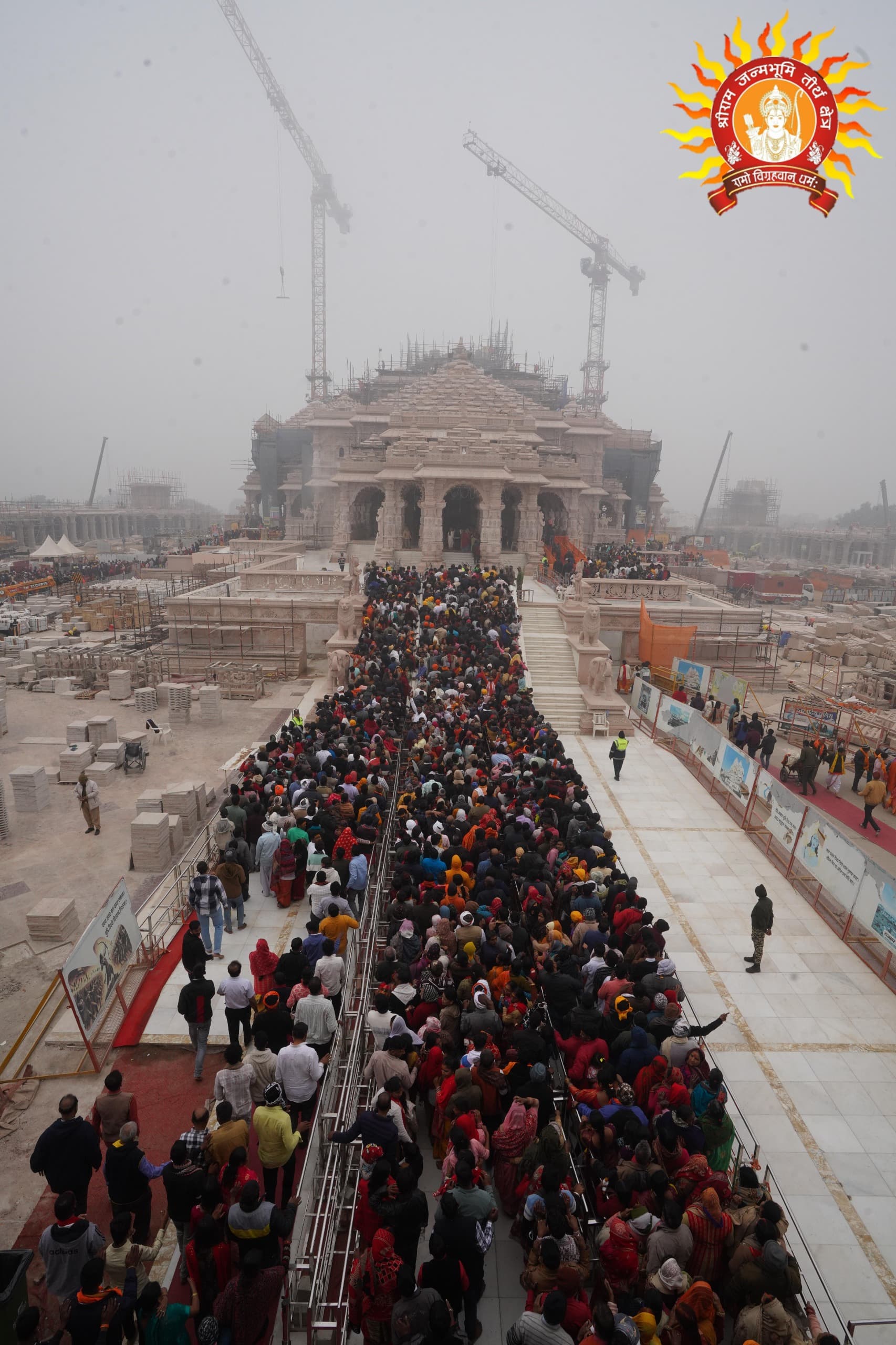 राम मंदिर में दर्शन पूजन करने के लिए लाइन में लगे श्रद्धालु.