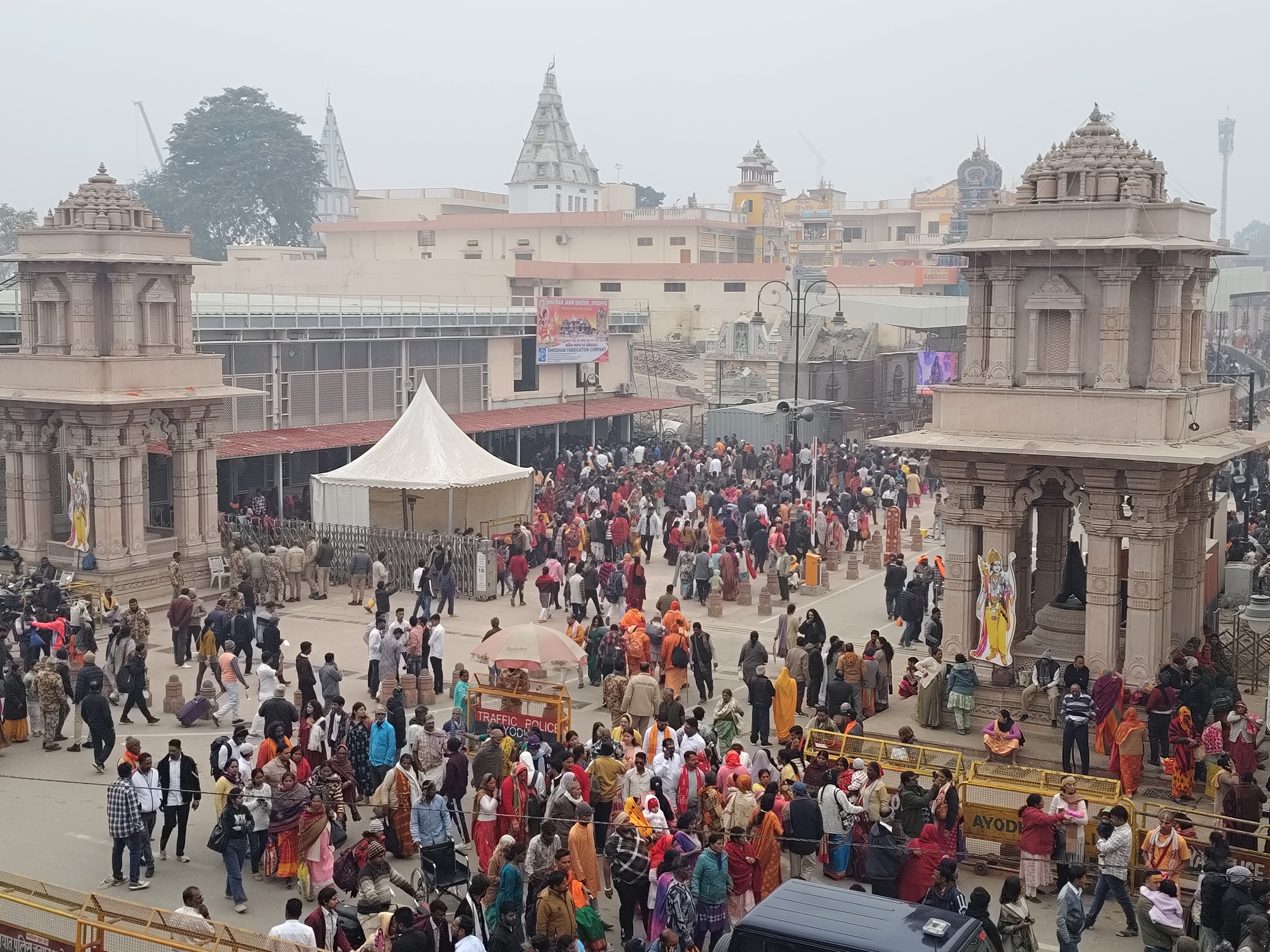 राम मंदिर परिसर में श्रद्धालु.